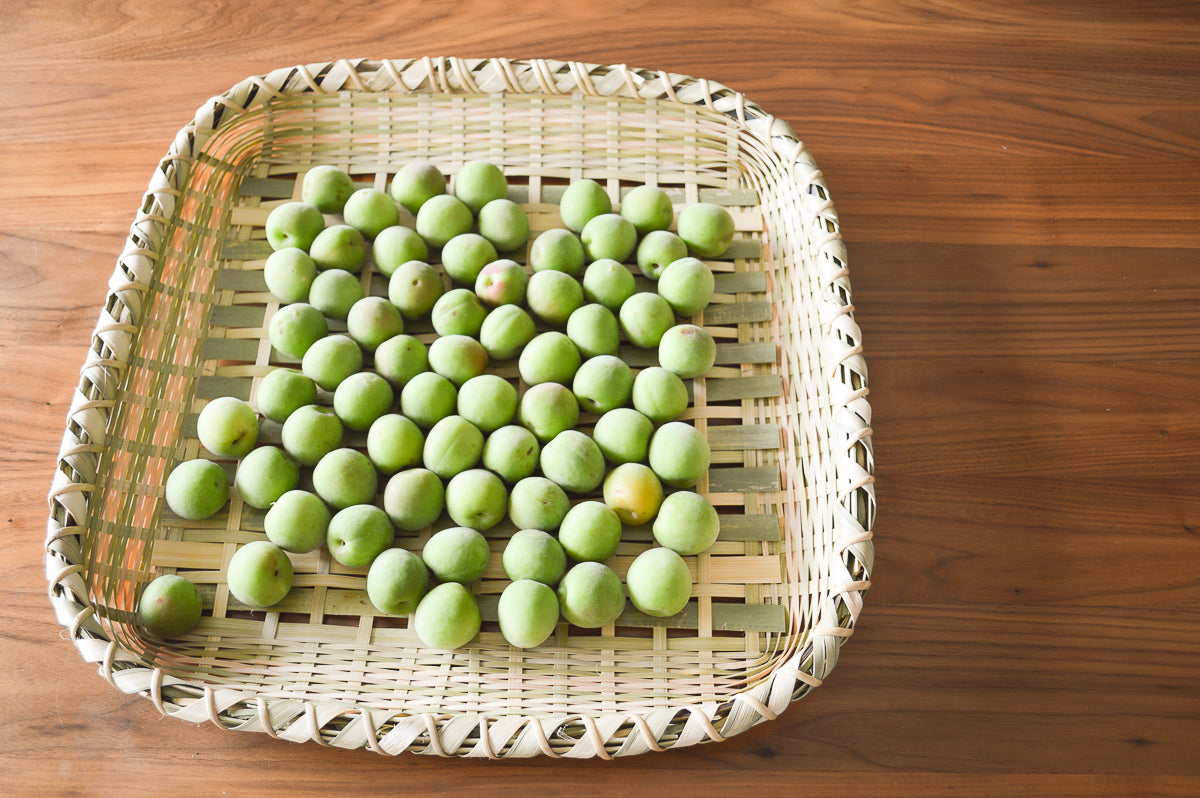 Madake bamboo drying basket with green ume / 真竹の干しざるに青梅を並べた様子