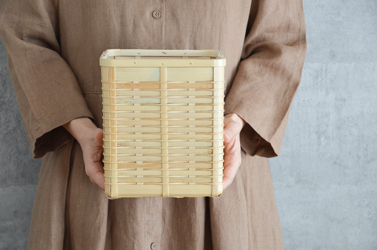 White bamboo square wastepaper basket held in hands / 白竹の角ちりかごを手で持っている様子