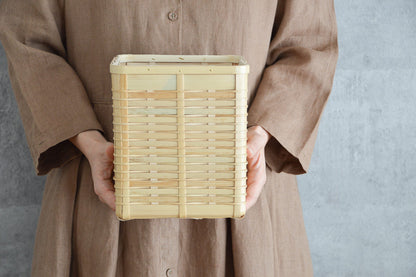 White bamboo square wastepaper basket held in hands / 白竹の角ちりかごを手で持っている様子
