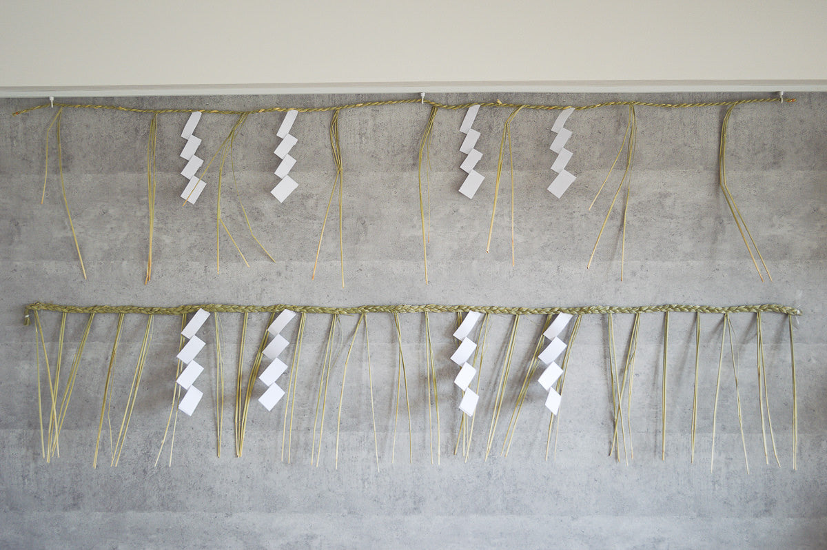 Rice-straw shimekazari “Naisage” and “Itajime” hung on a wall / 稲わらのしめかざり（ナイサゲ・板じめ）を壁に掛けた様子