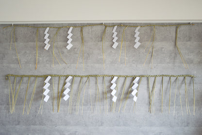Rice-straw shimekazari “Naisage” and “Itajime” hung on a wall / 稲わらのしめかざり（ナイサゲ・板じめ）を壁に掛けた様子