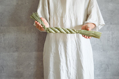 Rice-straw shimekazari “Kōjin” being held / 稲わらのしめかざり（荒神）を両手で持っている様子