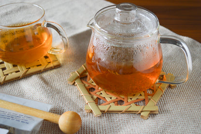 Guizhu bamboo mutsume-base trivet with teapot / 桂竹の六つ目編みベースの鍋敷きにティーポットを置いた様子