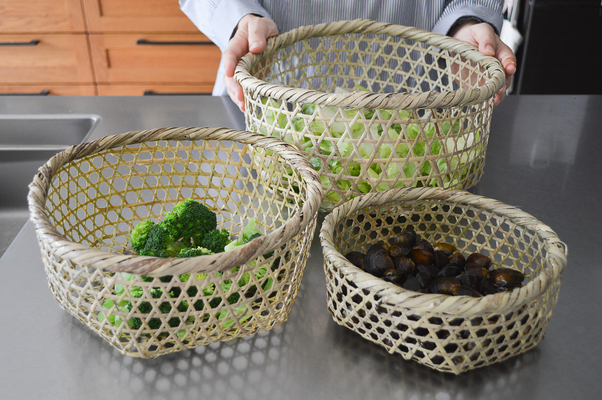 Shinodake bamboo vegetable draining baskets in use / 篠竹の野菜水切りかごを使っている様子