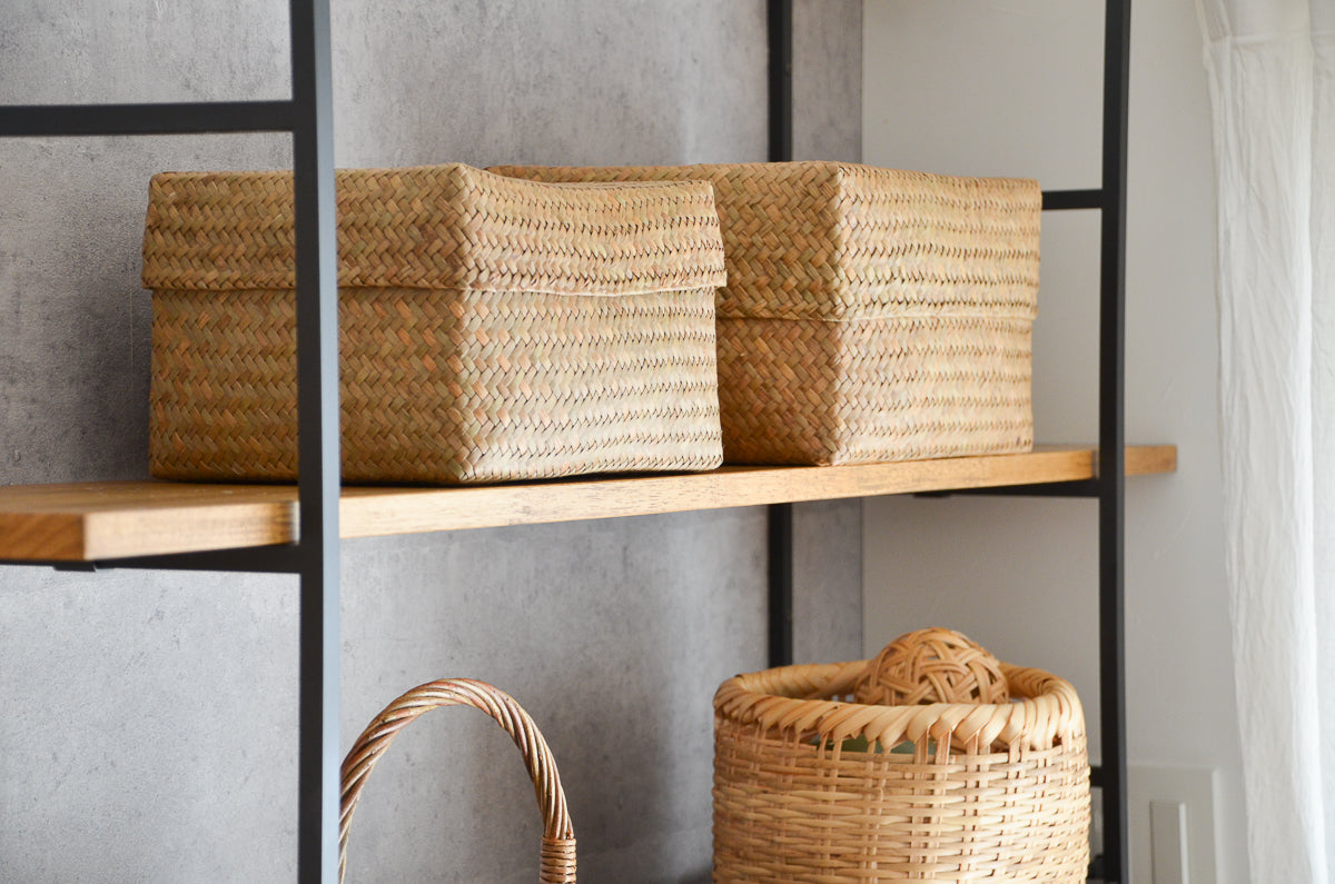 Krajood grass rectangular organizing baskets with lids placed on a shelf / カチューの角型の蓋付き整理かごを棚に並べた様子