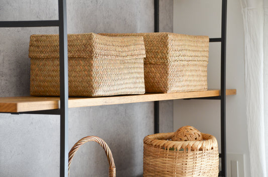 Krajood grass rectangular organizing baskets with lids placed on a shelf / カチューの角型の蓋付き整理かごを棚に並べた様子