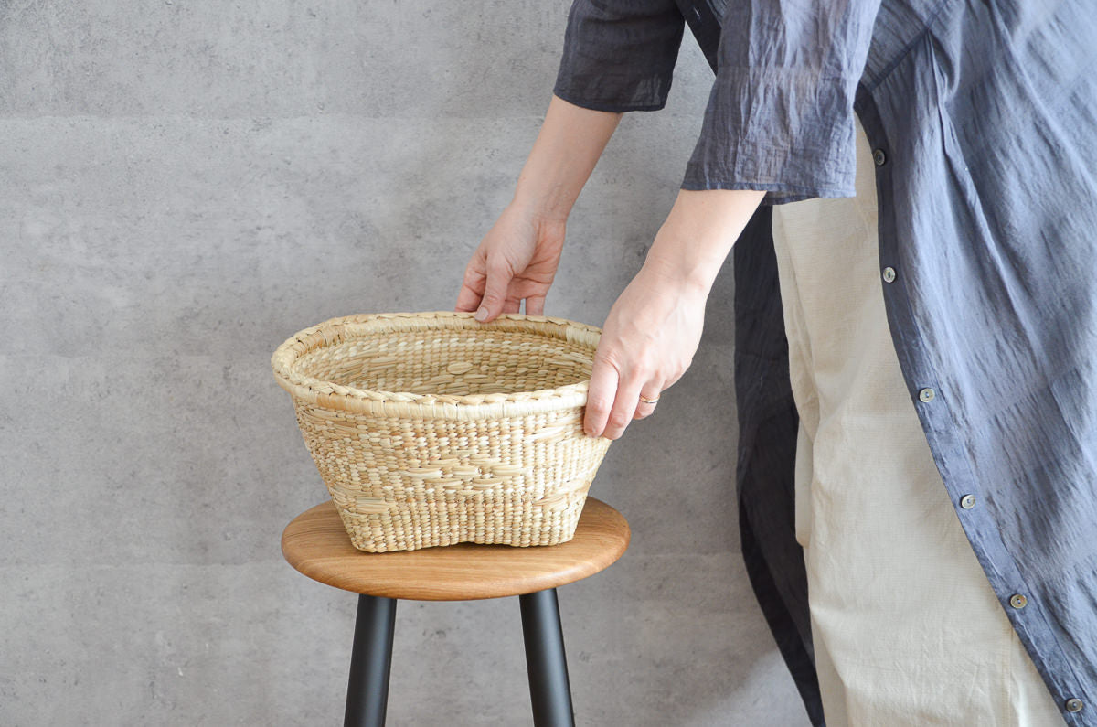 Kok grass round basket being placed on a stool / コック（すげ）の丸バスケットをスツールに置く様子