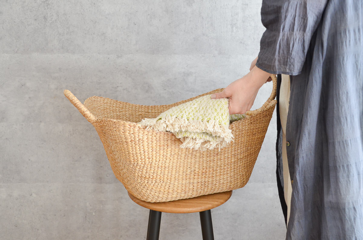 Water hyacinth ring-handle basket holding fabric items / ウォーターヒヤシンスのリングハンドルかごに布物を入れた様子
