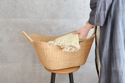 Water hyacinth ring-handle basket holding fabric items / ウォーターヒヤシンスのリングハンドルかごに布物を入れた様子