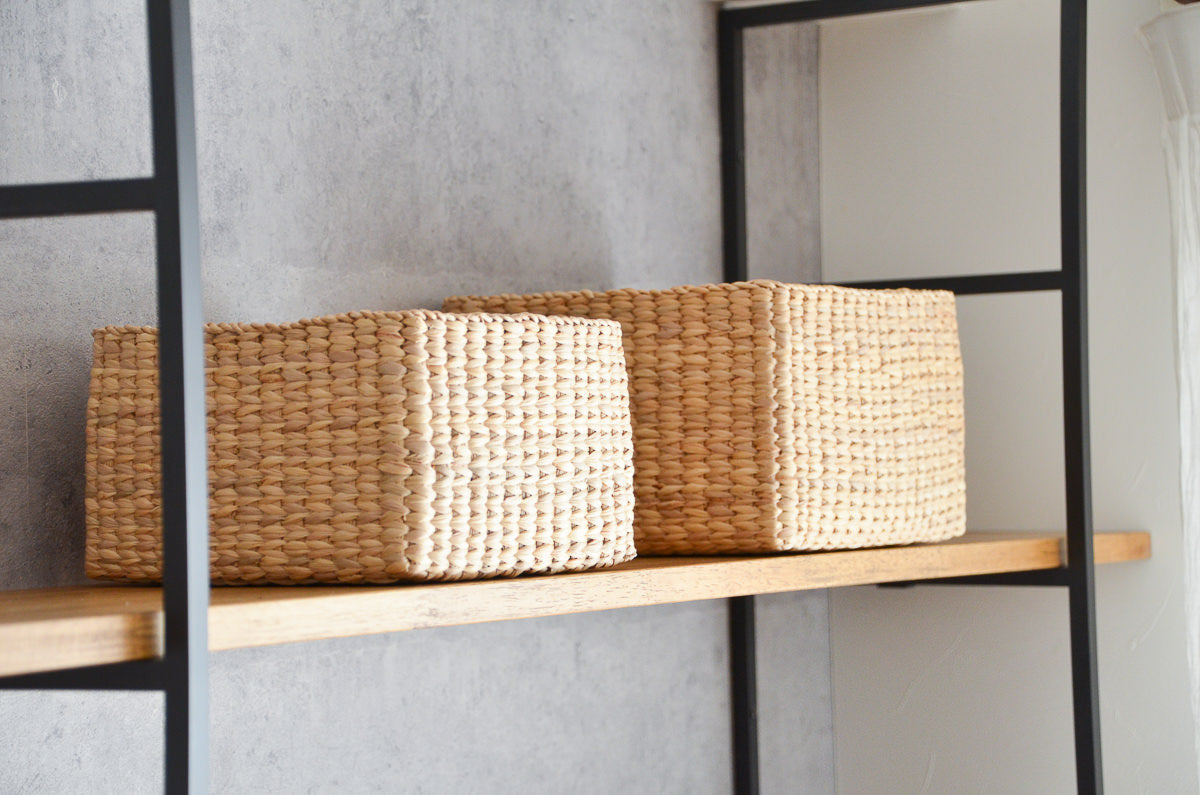 Water hyacinth square baskets on a shelf / ウォーターヒヤシンスの角型のかごを棚に置いた様子
