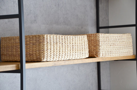 Water hyacinth shallow rectangular baskets on a shelf / ウォーターヒヤシンスの長方形で浅型のかごを棚に置いた様子