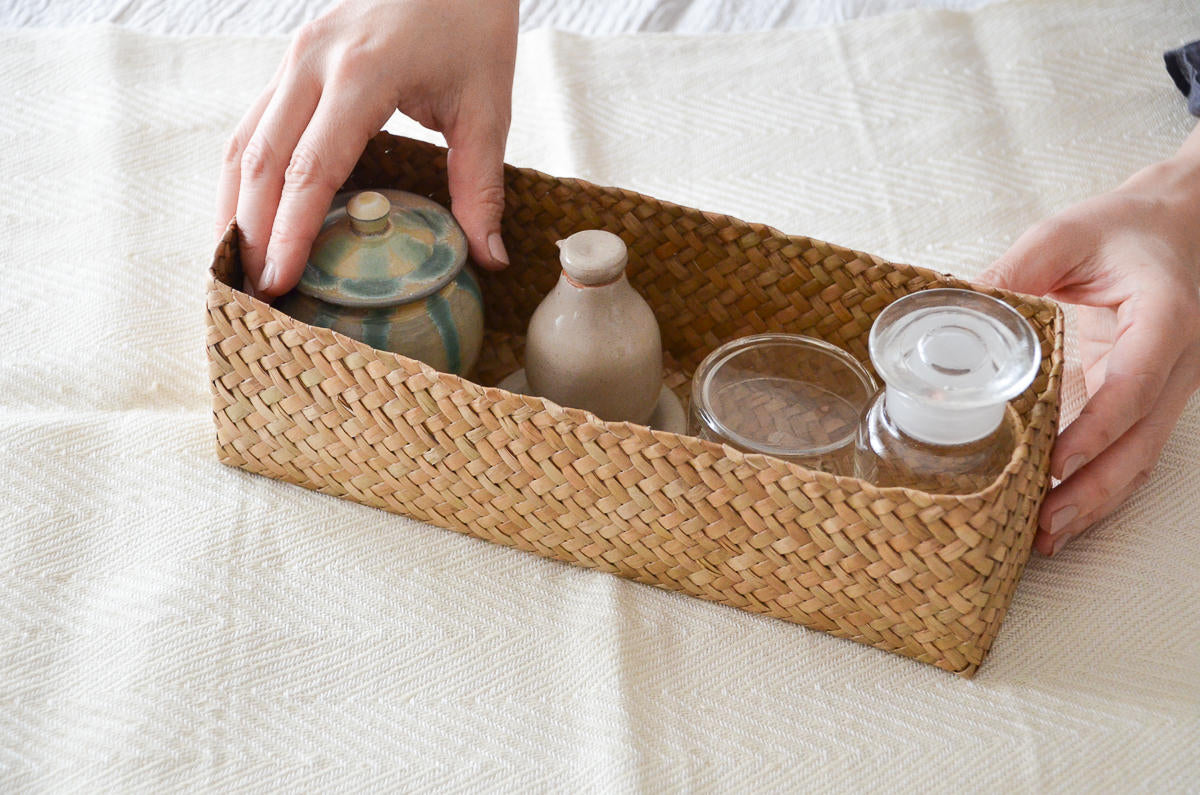 Krajood grass slim case holding small jars and bottles / カチューのスリムケースに小さな器やボトルを入れた様子