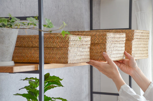 Krajood grass rectangular organizing baskets being placed on a shelf / カチューの角型整理かごを棚に並べる様子