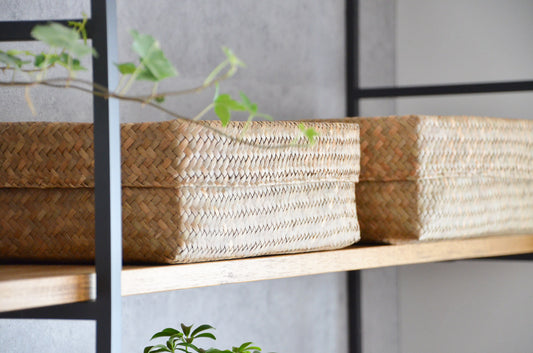 Krajood grass rectangular organizing baskets placed on a shelf / カチューの角型整理かごを棚に並べた様子
