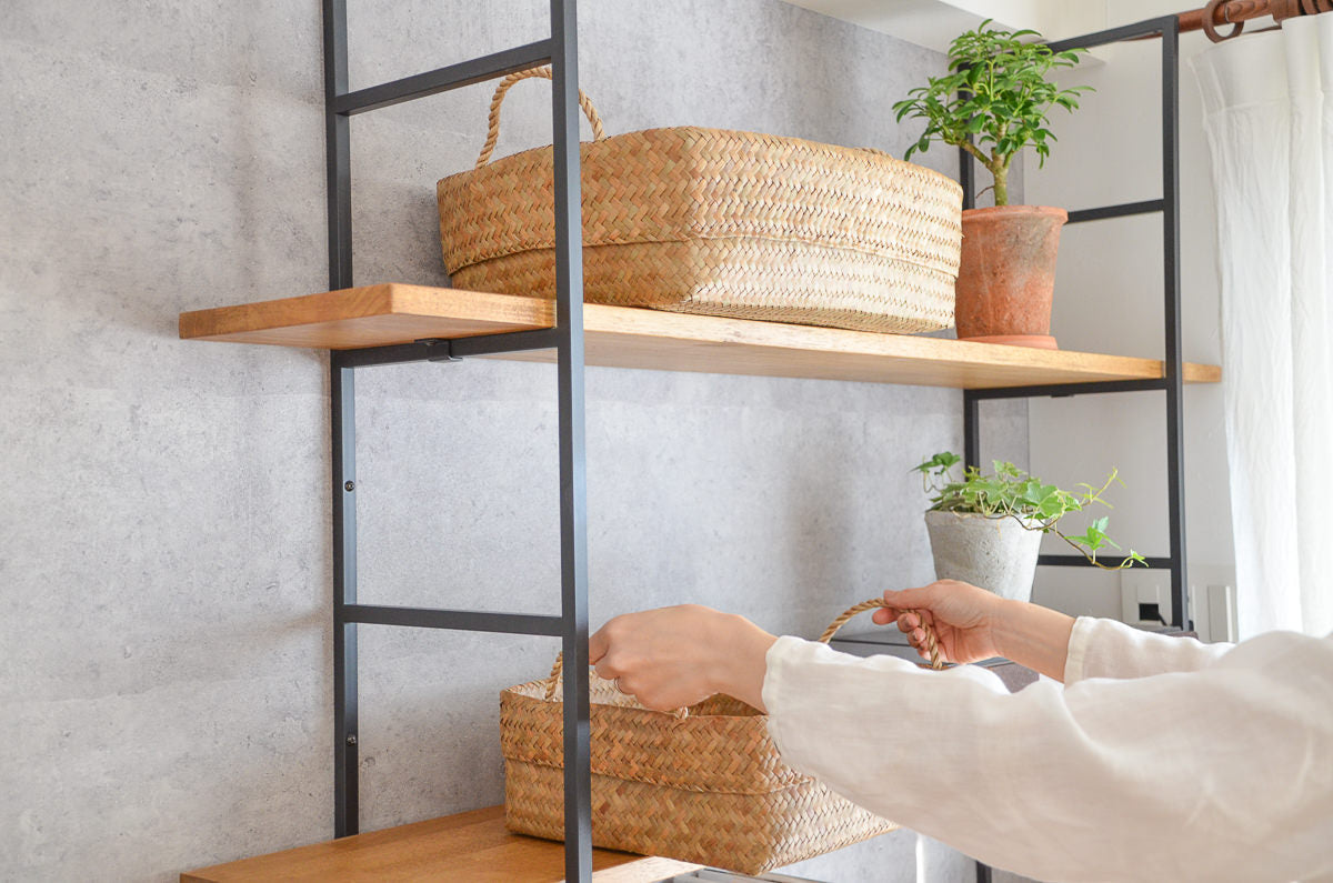 Krajood grass rectangular organizing basket with handle being placed on a shelf / カチューの角型取手付き整理かごを棚に置く様子