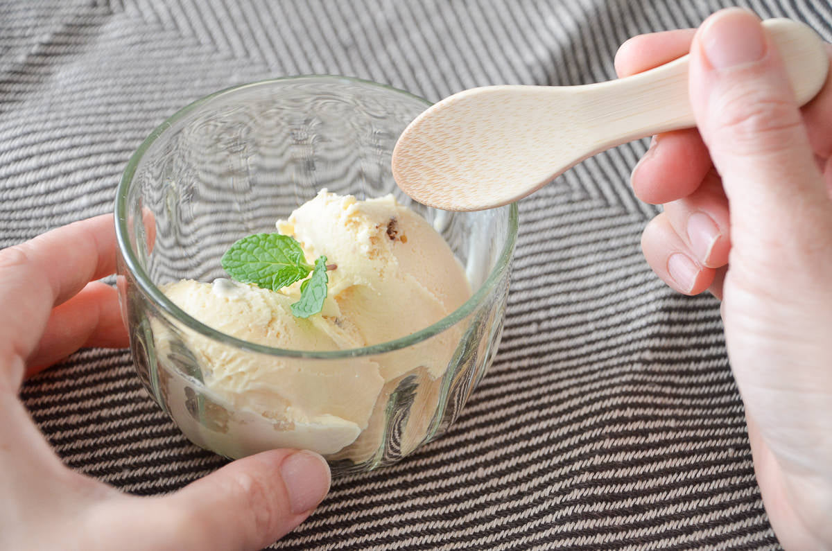 White bamboo ice cream spoon with dessert / 白竹のアイスクリームスプーンでデザートを取る様子