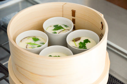 Hinoki Japanese steamer with chawanmushi inside / ひのきの和せいろに茶碗蒸しが入っている様子