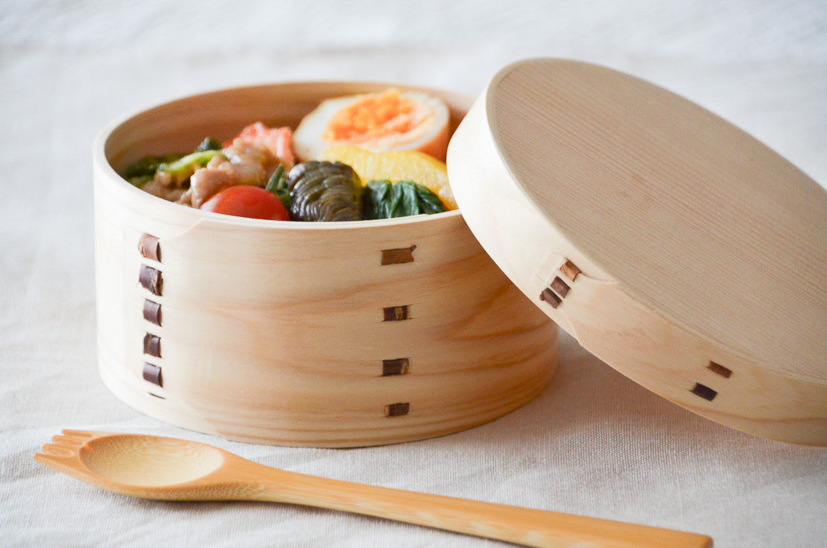 Hinoki round bento box with food / ひのきの丸弁当箱におかずを詰めた様子