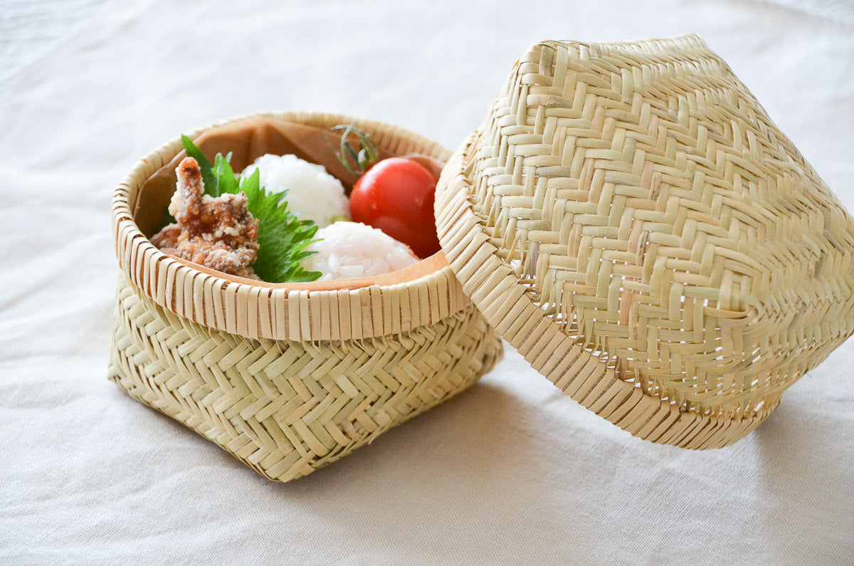 Suzutake bamboo rice ball basket with food / すず竹のおにぎり入れに食べ物を入れた様子