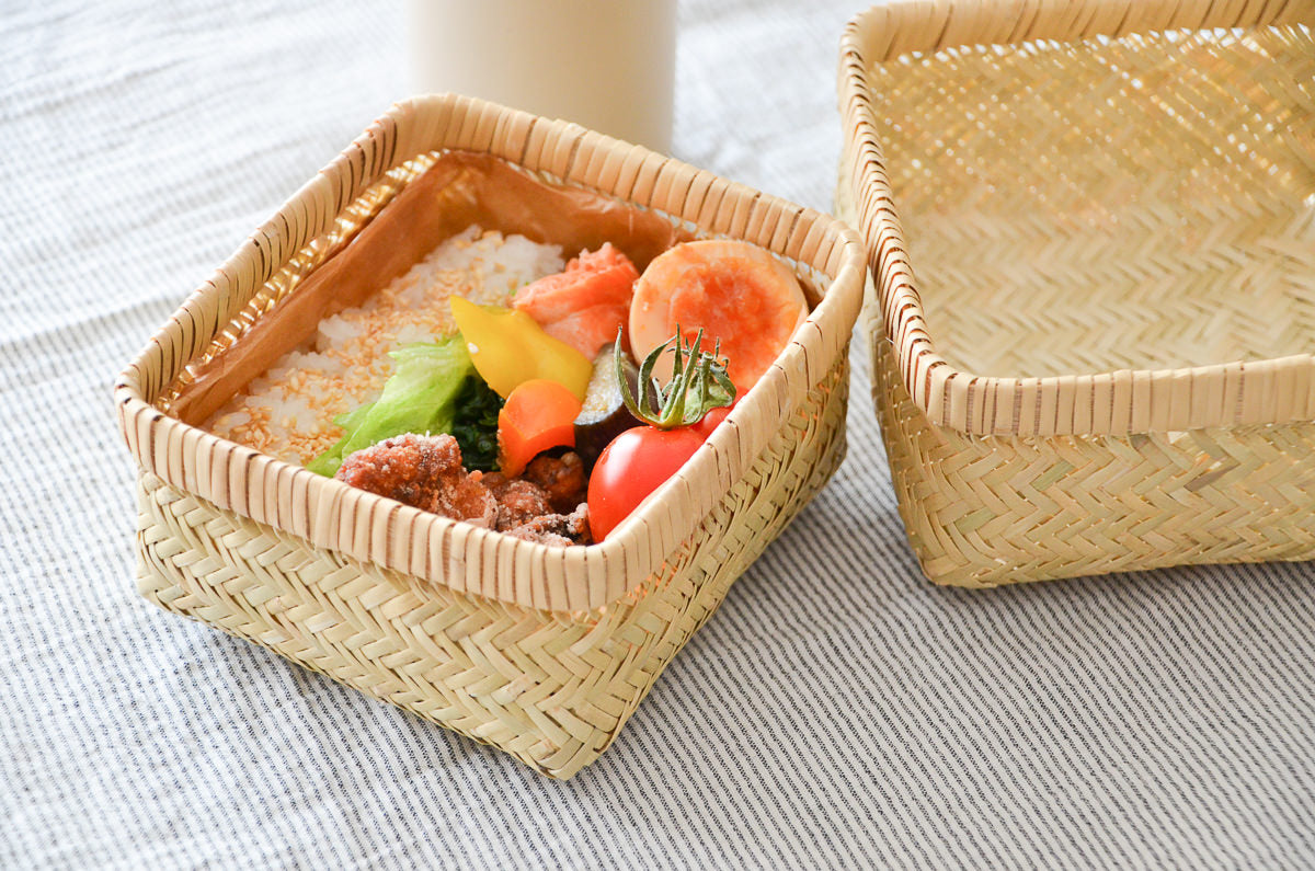 Suzutake bamboo square lunch basket with food / すず竹の角型弁当かごに食べ物を詰めた様子