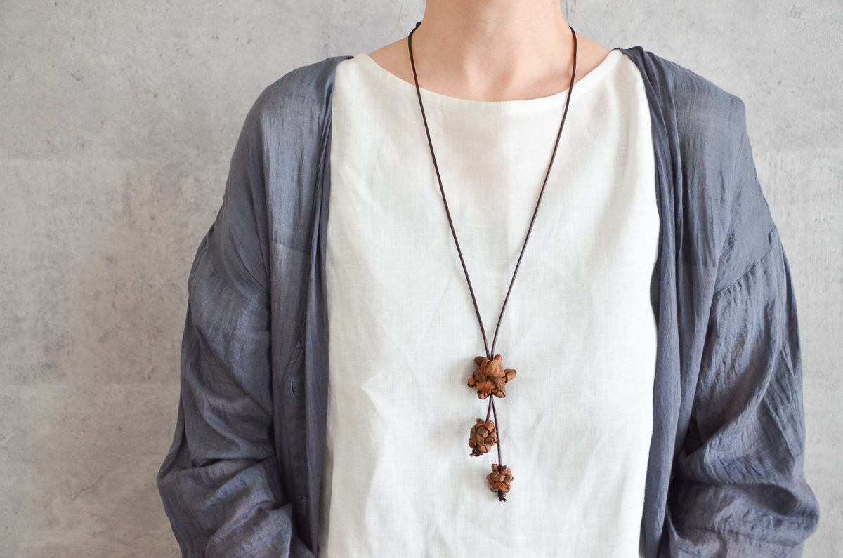 Wild grape lariat pendant worn on chest / やまぶどうのラリエットペンダントを身につけている様子
