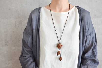 Wild grape lariat pendant worn on chest / やまぶどうのラリエットペンダントを身につけている様子