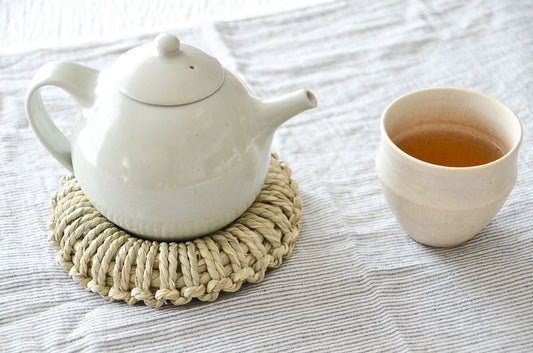 Igusa trivet with a teapot placed on top / いぐさの鍋敷きの上にポットが置かれている様子