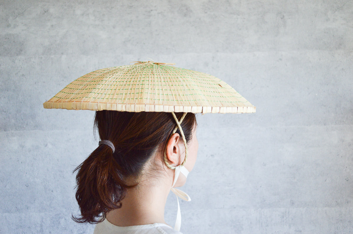 Sedge hat Ono being worn / すげ笠（大野）をかぶっている様子