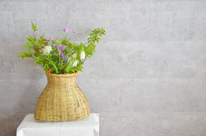 Nemagari bamboo fish basket with greenery and flowers / 根曲竹の魚びくに花材を生けた様子