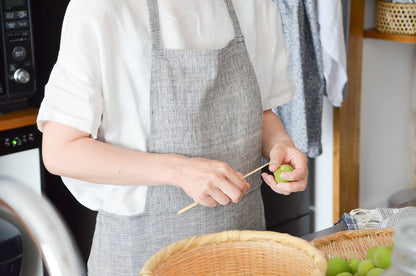 Brush gray khadi cotton full apron in use / カディコットンのフルエプロン（ブラッシュグレー）を着用した様子