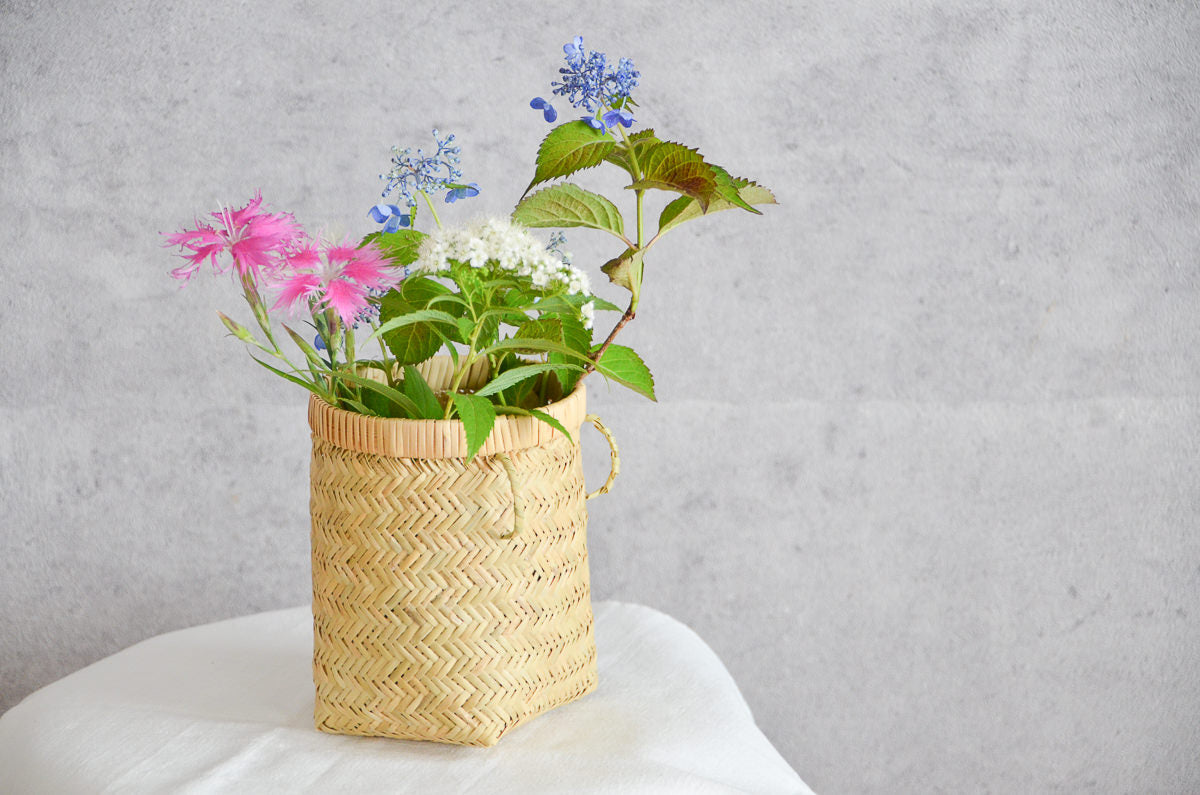 Suzutake bamboo mini tsuboke harvest basket with flowers / すず竹のミニつぼけに花を生けた様子