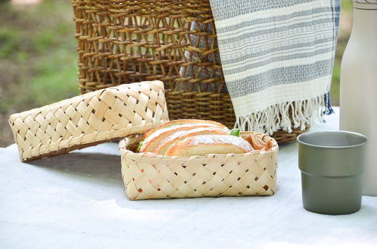 Itaya maple lunch basket with sandwiches inside / イタヤカエデの弁当かごにサンドイッチを入れた様子