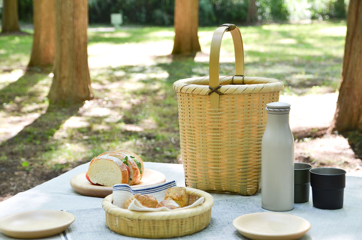 Madake bamboo tall lidded basket on picnic table / 真竹の蓋付きトールバスケットをピクニックテーブルに置いた様子
