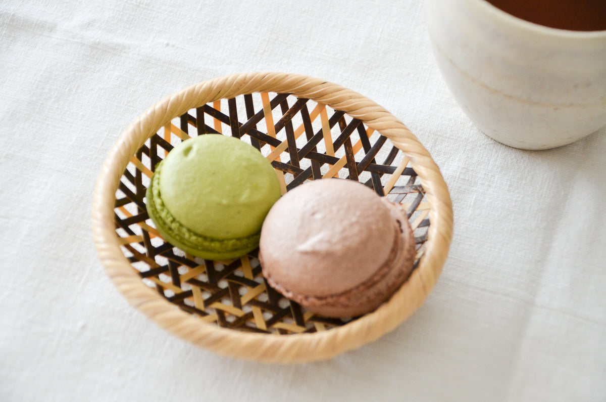 White & black bamboo mini basket “Kikko Weave” with sweets / 白竹と黒竹の豆かご（亀甲）に菓子を載せた様子