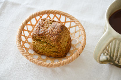 White bamboo round mini basket “Mutsume Weave” with sweets / 白竹の丸い豆かご（六つ目）に菓子を載せた様子