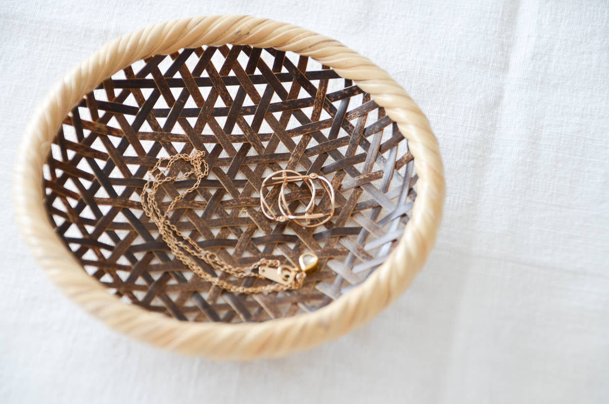 Black bamboo mini basket “Asanoha Weave” with accessories / 黒竹の豆かご（麻の葉）にアクセサリーを入れた様子