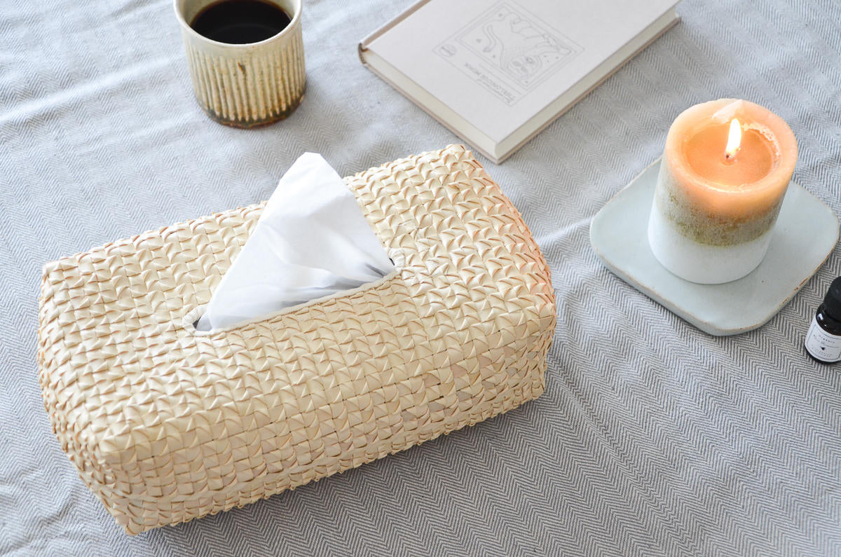 Palm leaf tissue box on a table / パームリーフのティッシュボックスをテーブルに置いた様子