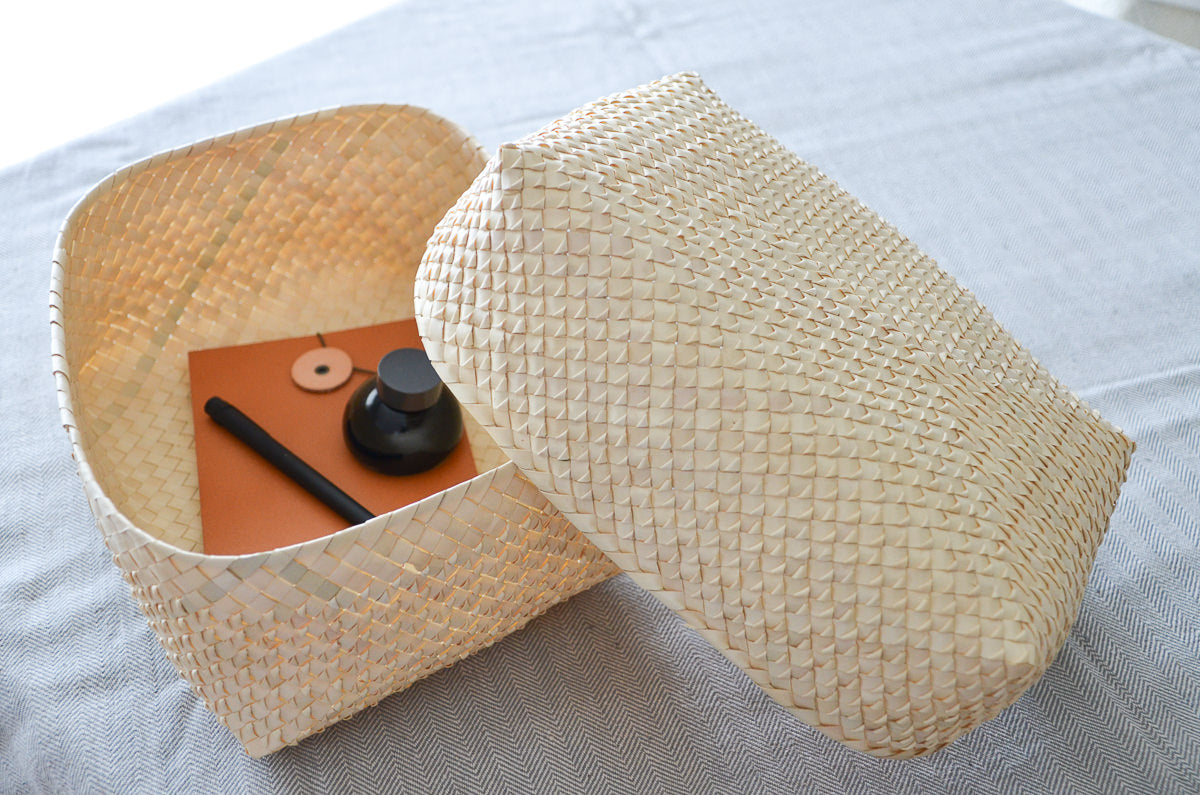 Palm leaf lidded basket with small items inside / パームリーフの蓋つきバスケットに小物を入れた様子