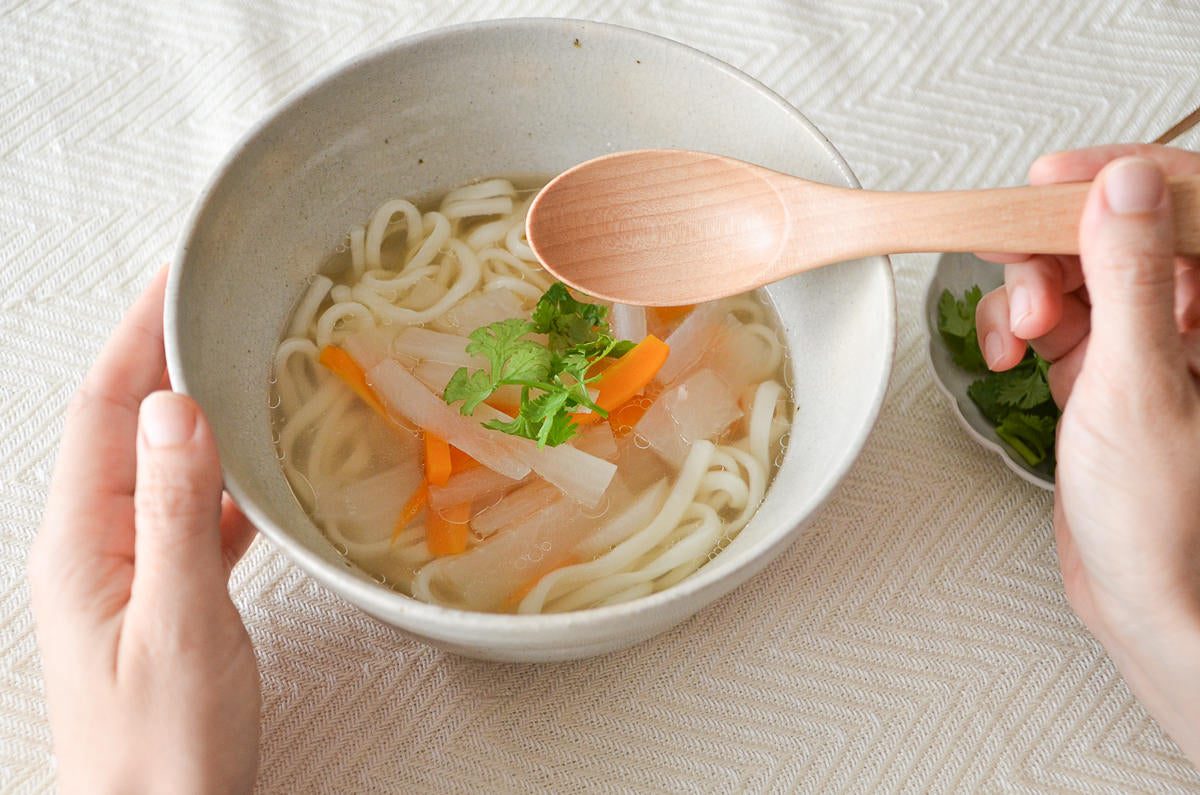 Japanese cherry birch soup spoon poised to scoop soup / ミズメのれんげでスープをすくおうとしている様子