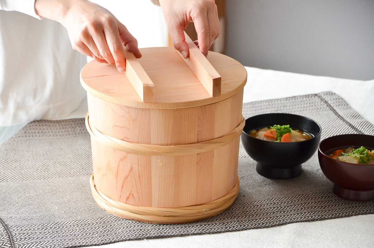 Sawara cypress pickling tub with lid / さわらの漬物桶に上蓋が添えられた様子