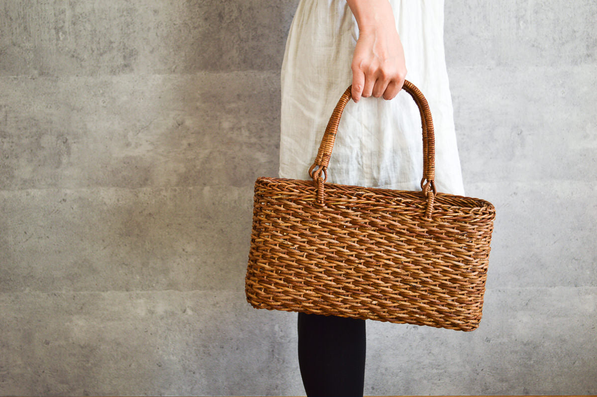 Akebi tote basket with matsuba weave held in hand / あけびの松葉編み手提げかごを手に持った様子