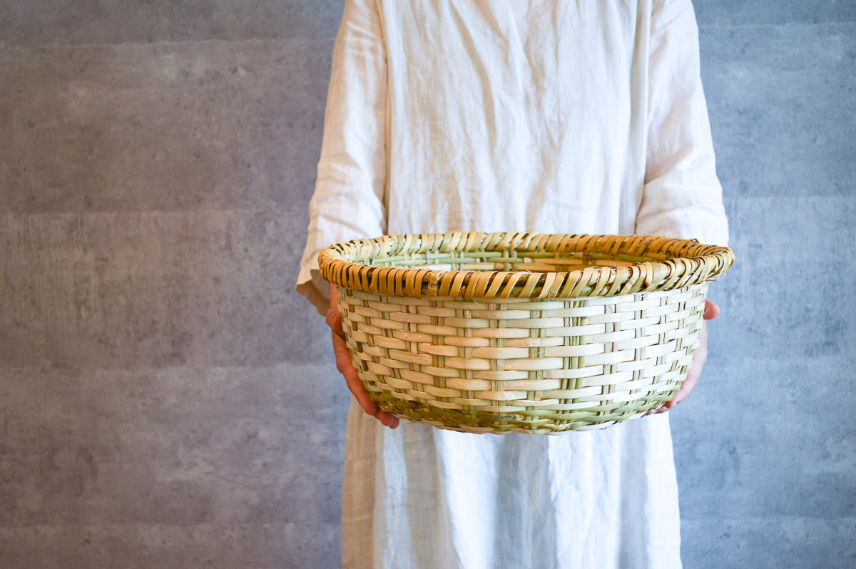 Nemagari bamboo harvest basket “Paisuke” being held / 根曲竹のパイスケを手に持った様子