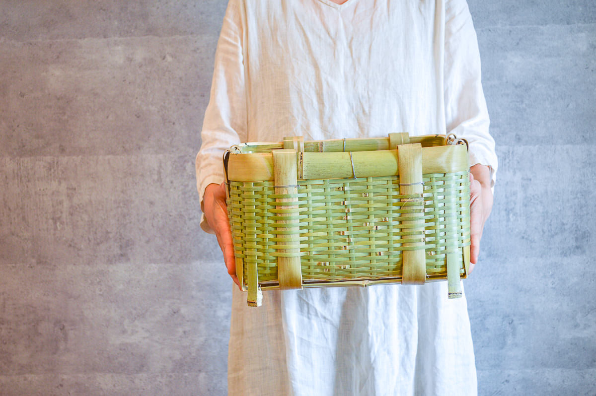 Madake bamboo kakukago basket with legs being held / 真竹の角かご（足つき）を手で持った様子