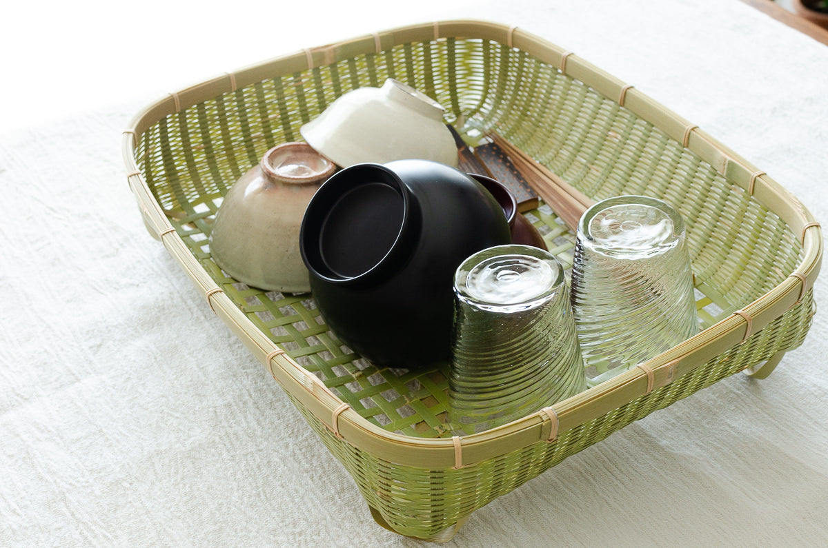Madake bamboo draining basket with bowls and glasses / 真竹の水切りかごに器とコップを入れた様子