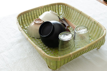 Madake bamboo draining basket with bowls and glasses / 真竹の水切りかごに器とコップを入れた様子