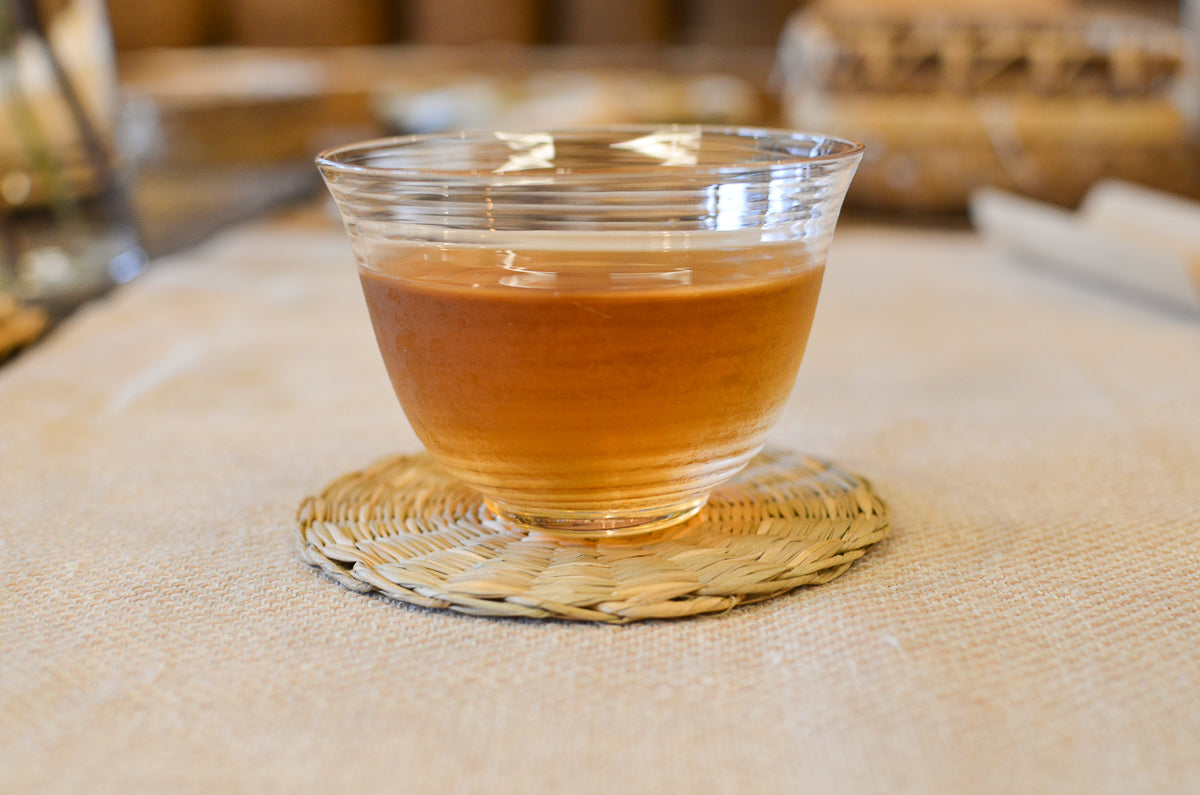 Kok grass coaster with a glass on it / コック（すげ）のコースターにグラスをのせた様子