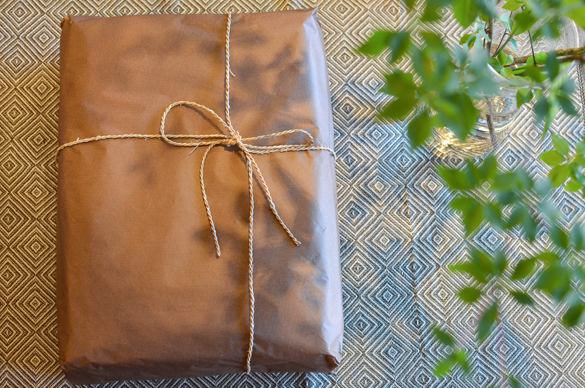 Water hyacinth twisted string used for wrapping / ウォーターヒヤシンスの紐でラッピングした様子
