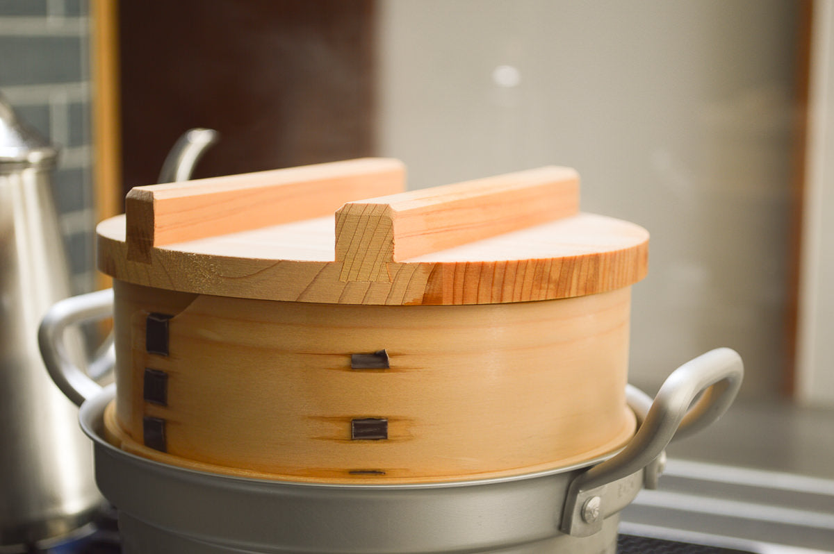 Hinoki mini Japanese steamer on pot / ひのきのミニ和せいろを鍋に載せている様子