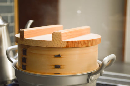 Hinoki mini Japanese steamer on pot / ひのきのミニ和せいろを鍋に載せている様子