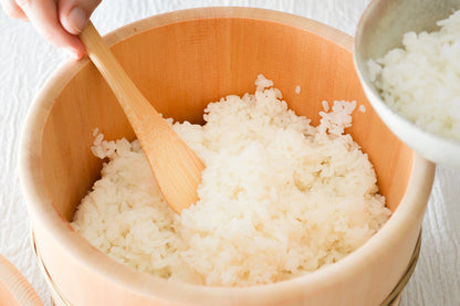 Moso bamboo rice scoop being used with cooked rice / 孟宗竹のしゃもじを使ってごはんをよそっている様子